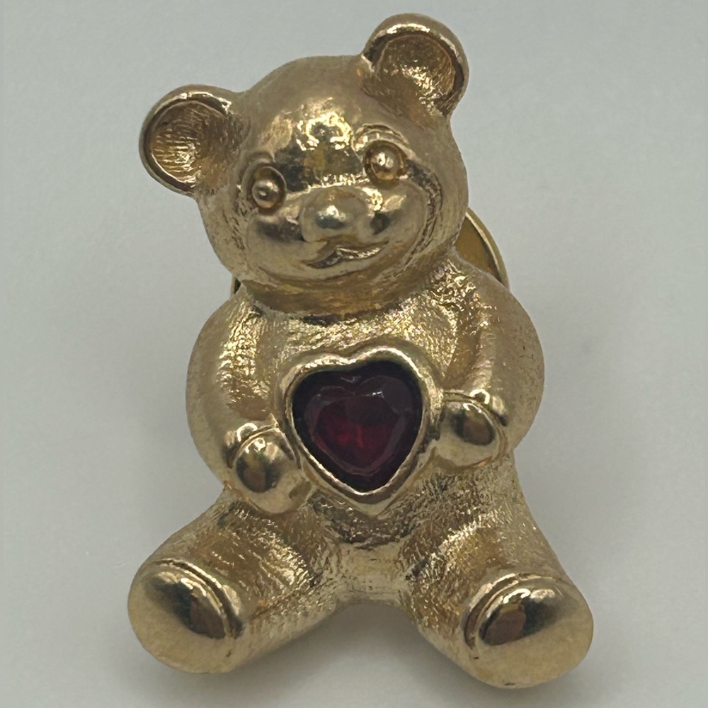 AVON VTG Gold-Tone Teddy Bear Lapel Pin with Heart-Shaped Birthstone (July)